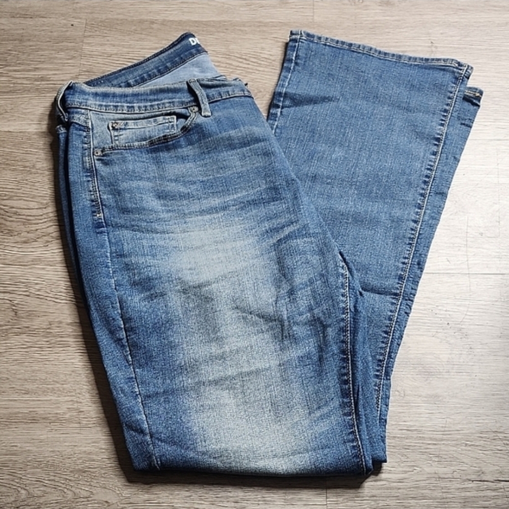 Levi's Denizen Curvy Boot Cut Light Blue Denim